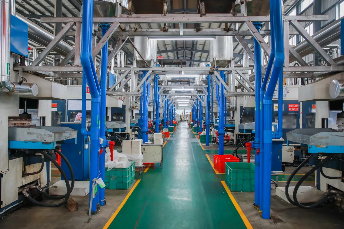 Aluminum foil container production workshop